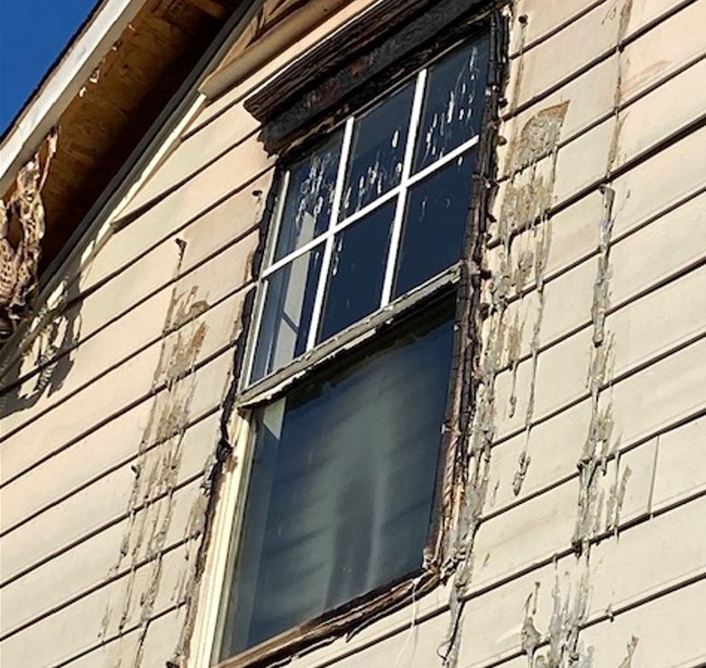 Fire-Resistant-Siding-Saves-Home-but-vinyl-shutters-melt.JPG Fire Resistant Siding Saves Home but vinyl shutters melt