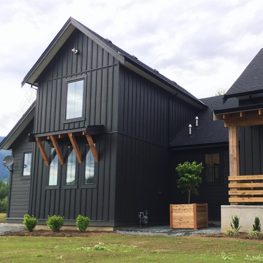 Dark siding with matching dark trim for monochrome look Dark siding with matching dark trim for monochrome look